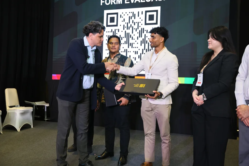 Certificate presentation during the sustainable cooling and energy efficiency session at Indonesia Energy & Engineering Series 2026